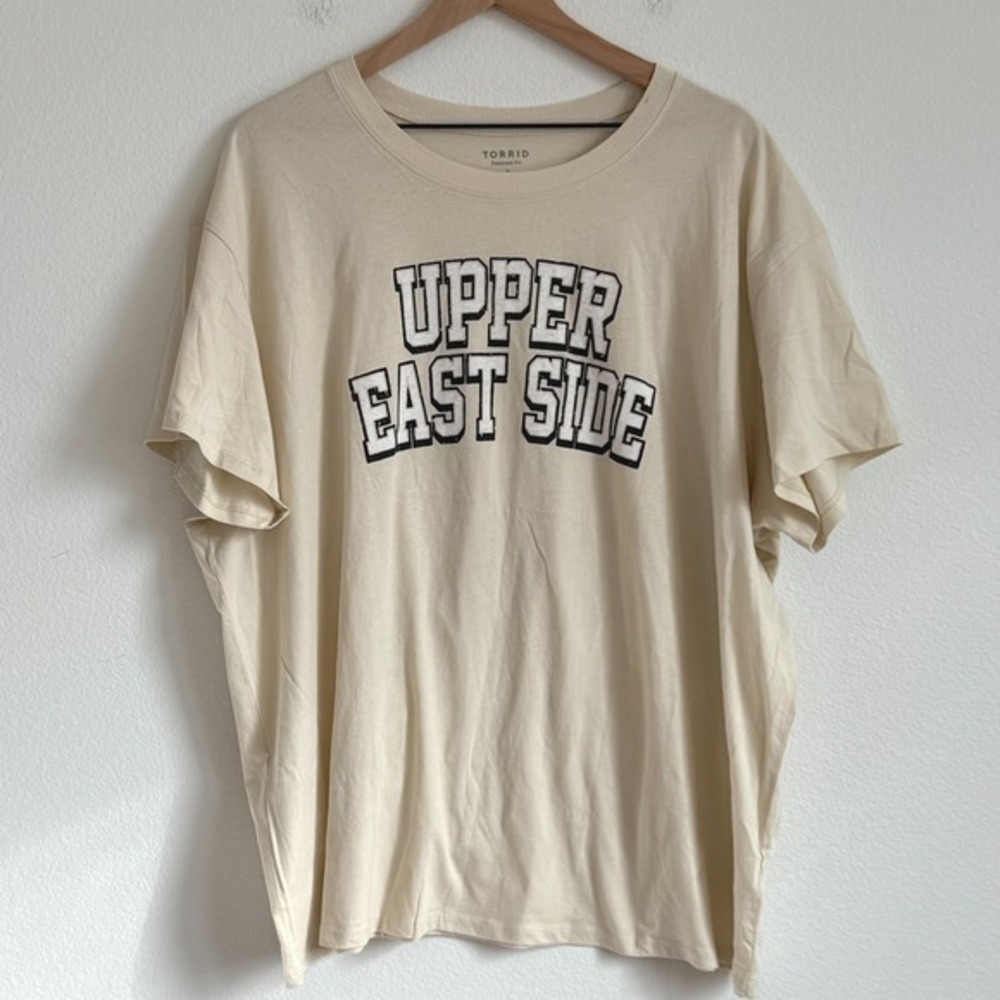 Torrid Upper East Side Graphic Tee Size 2 Beige Preppy Varsity Relaxed Fit Shirt